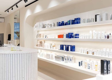 Εσωτερικό καταστήματος Skinu Premium Cosmetics στην Αθήνα, GR, με προϊόντα ομορφιάς σε ράφια.