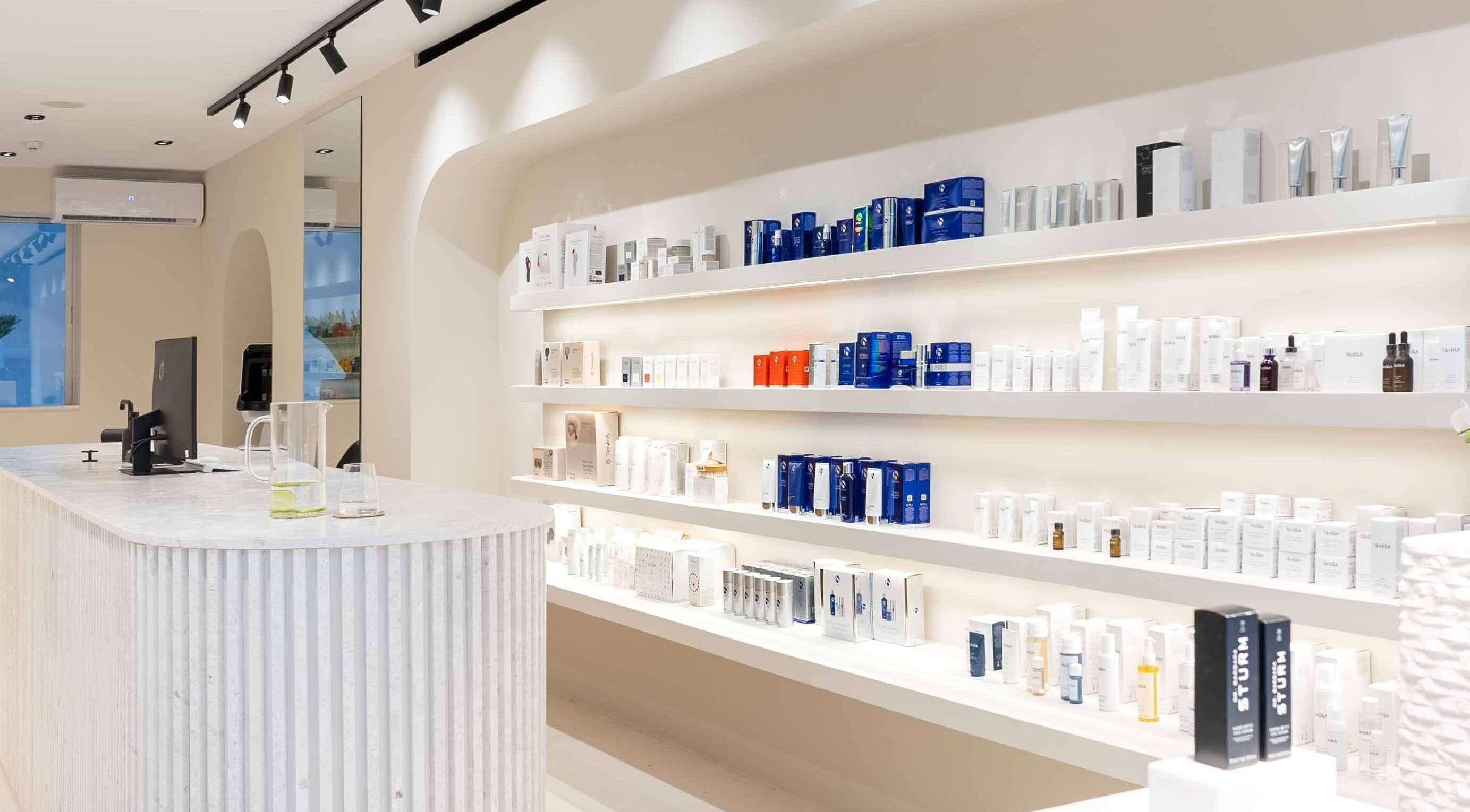 Εσωτερικό Skinu Premium Cosmetics με προϊόντα στα ράφια, Αθήνα, GR.