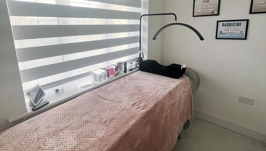 Lash treatment room at Jordy Lashed Me, Penwortham, England, GB with a cozy pink blanket.