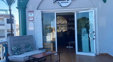 Genevieve & Co Hair Salon imagem 3