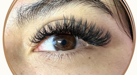 Lashes Cancún - by Meredith G. зображення 3