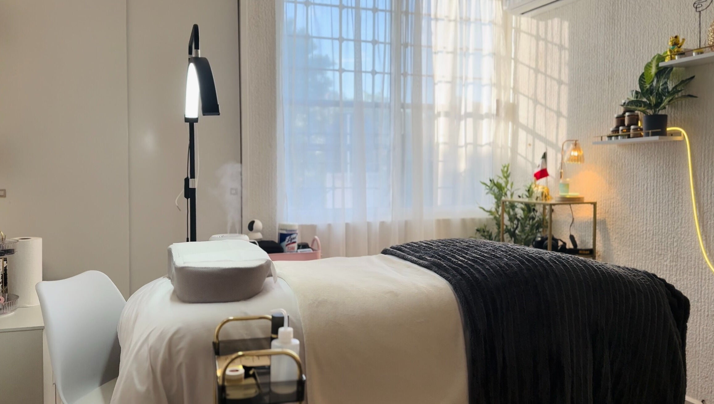 Sala de tratamiento iluminada en Lashes Cancún, Cancún, Quintana Roo, MX, con decoración elegante.