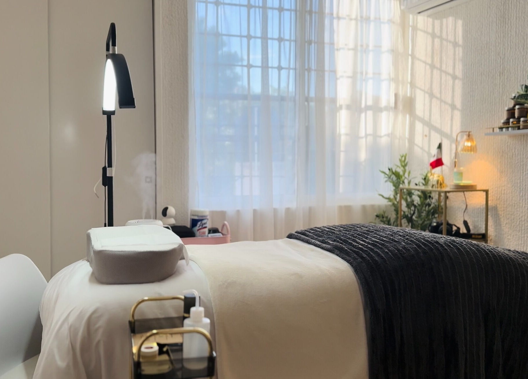 Sala de tratamiento iluminada en Lashes Cancún, Cancún, Quintana Roo, MX, con decoración elegante.