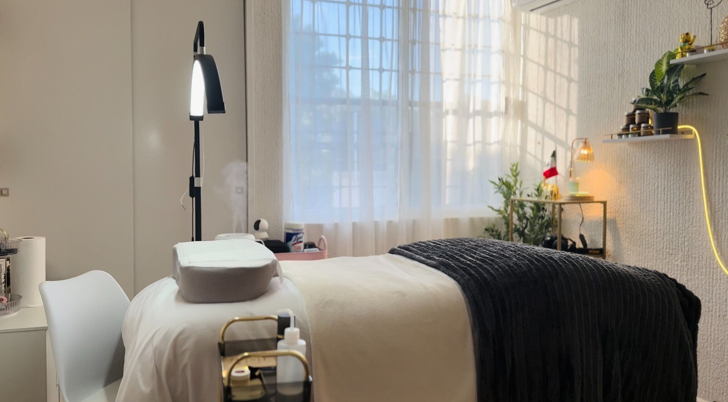 Sala de tratamiento iluminada en Lashes Cancún, Cancún, Quintana Roo, MX, con decoración elegante.