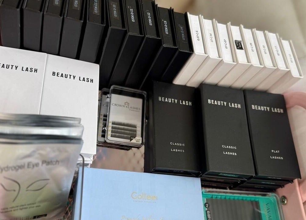 Selección de productos de pestañas en Lashes Cancún, Cancún, Quintana Roo, MX.