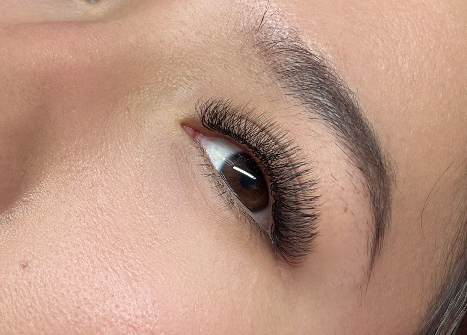 Lujosas extensiones de pestañas en Lashes Cancún, Cancún, Quintana Roo, MX, resaltando la belleza natural.