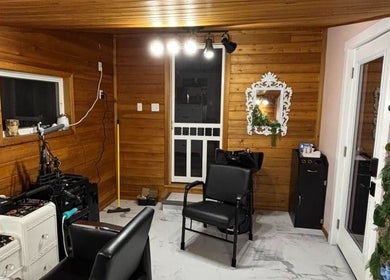 Cozy salon interior of Hot on Top Salon in Regina, Saskatchewan, CA with elegant decor and styling chair.