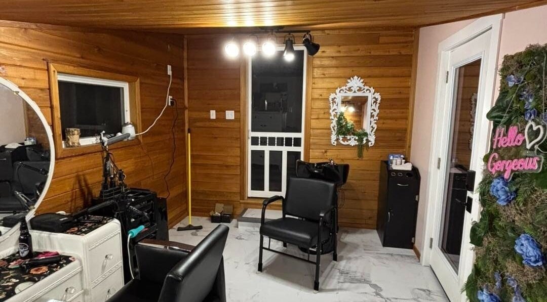 Cozy salon interior of Hot on Top Salon in Regina, Saskatchewan, CA with elegant decor and styling chair.