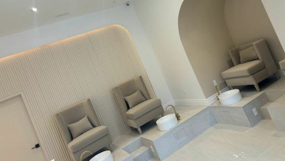 Grimsby Lux Nail Beauty Bar image 1