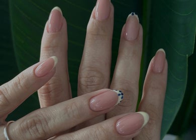 Exquisita manicura francesa en Aura Salon | Isabela PR. Belleza y cuidado en Isabela, Isabela, PR.