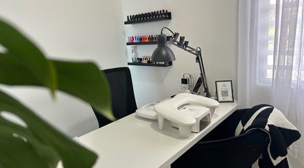 Espacio de manicura en Aura Salon | Isabela PR, decorado con luz suave y cómodos asientos en Isabela, Isabela, PR.
