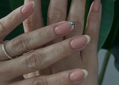 Manicura francesa elegante en Aura Salon | Isabela PR, Isabela, Isabela, PR