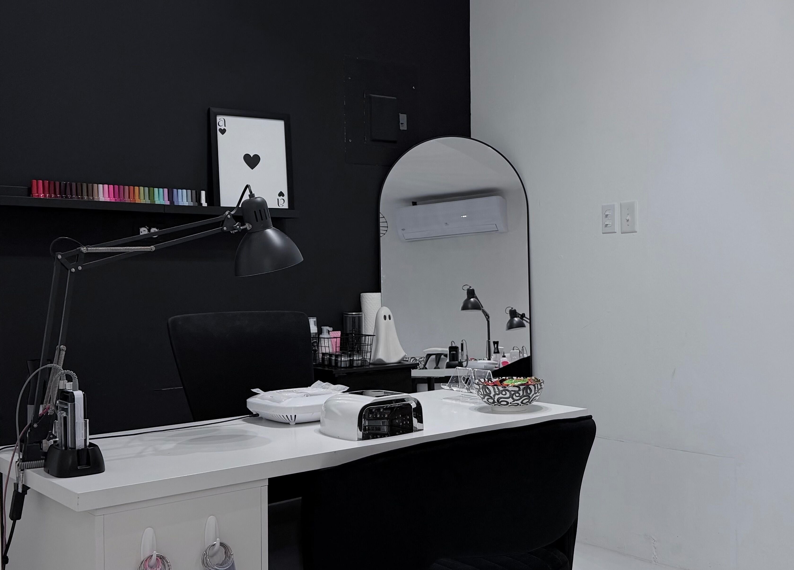 Estación de uñas moderna en Aura Salon | Isabela PR, con paleta de colores en Isabela, Isabela, PR.