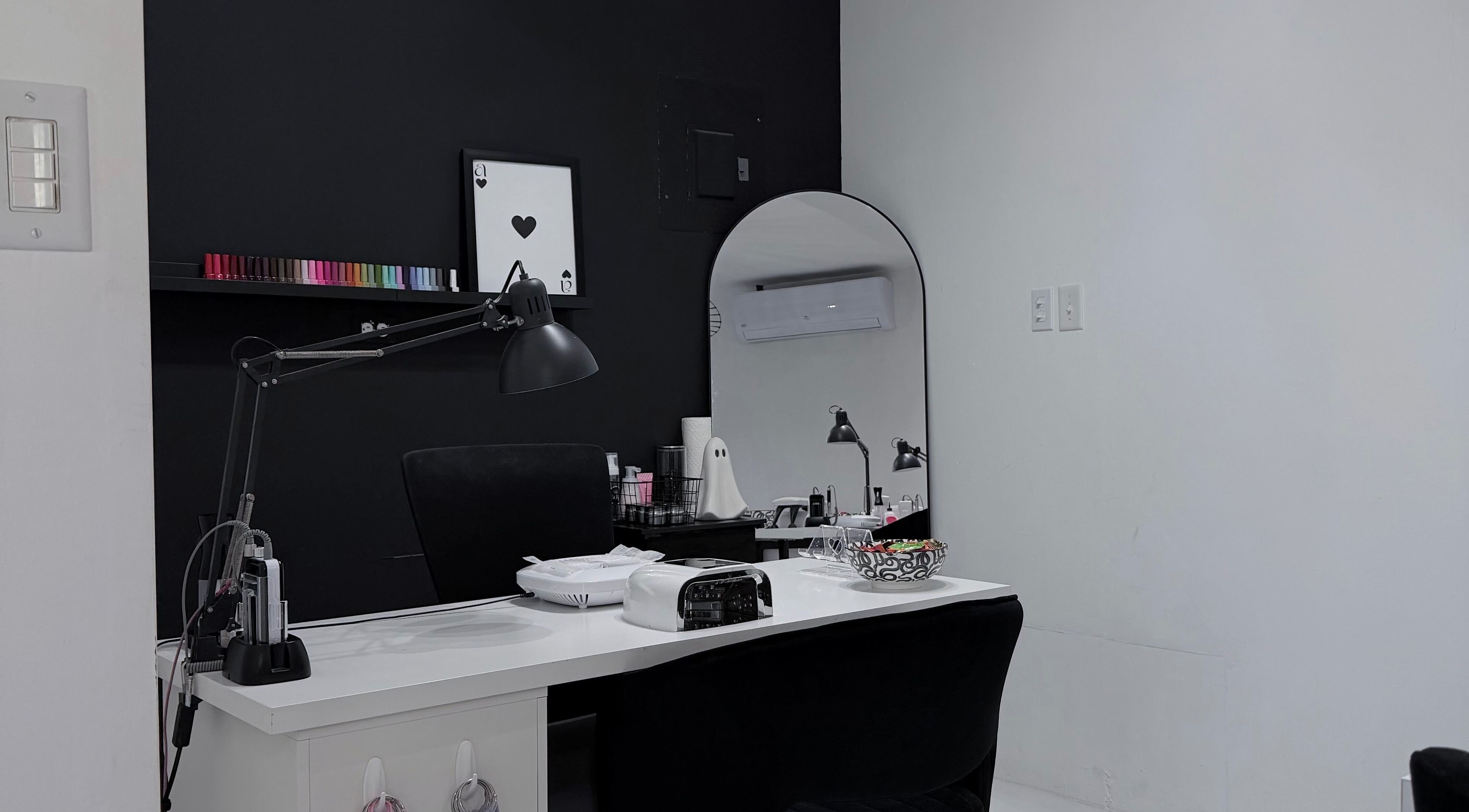 Estación de uñas moderna en Aura Salon | Isabela PR, con paleta de colores en Isabela, Isabela, PR.