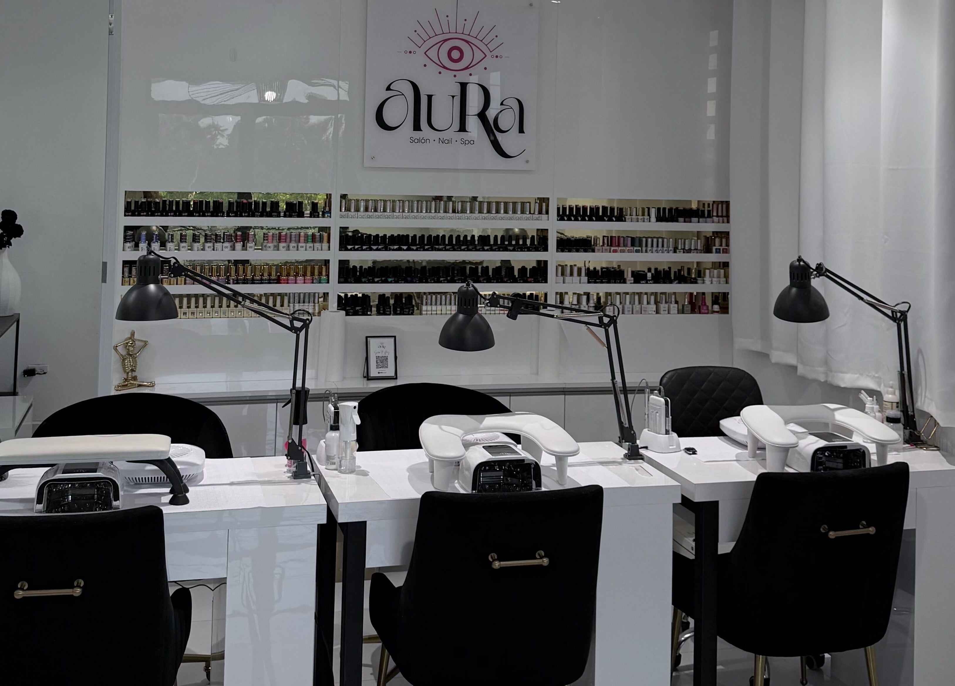 Estación de uñas en Aura Salon | Isabela PR, moderna y elegante en Isabela, Isabela, PR.