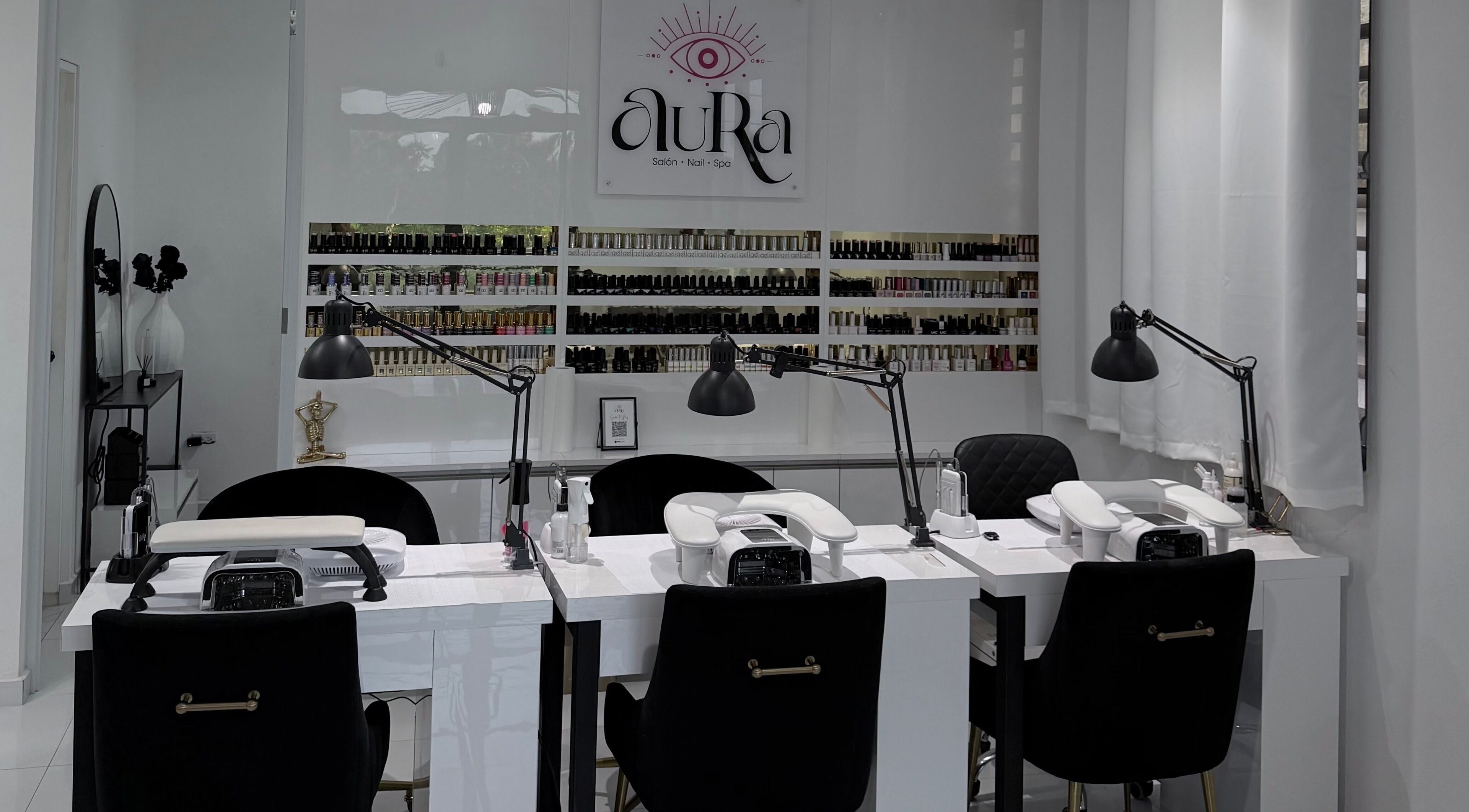Estación de uñas en Aura Salon | Isabela PR, moderna y elegante en Isabela, Isabela, PR.