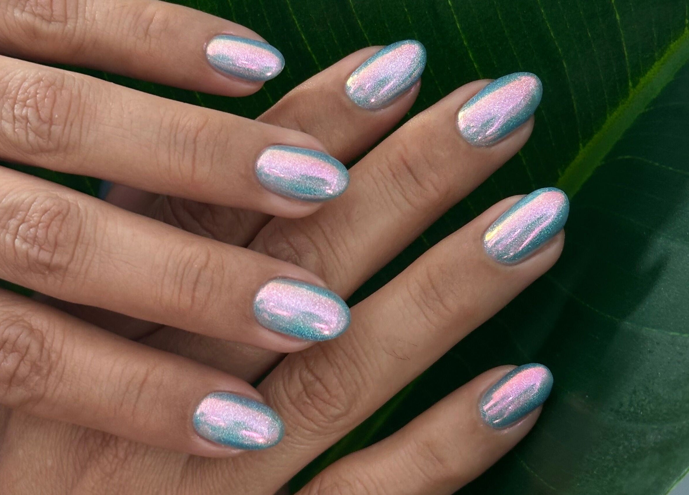 Manicura holográfica en Aura Salon | Isabela PR. Diseño elegante y moderno en Isabela, Isabela, PR.