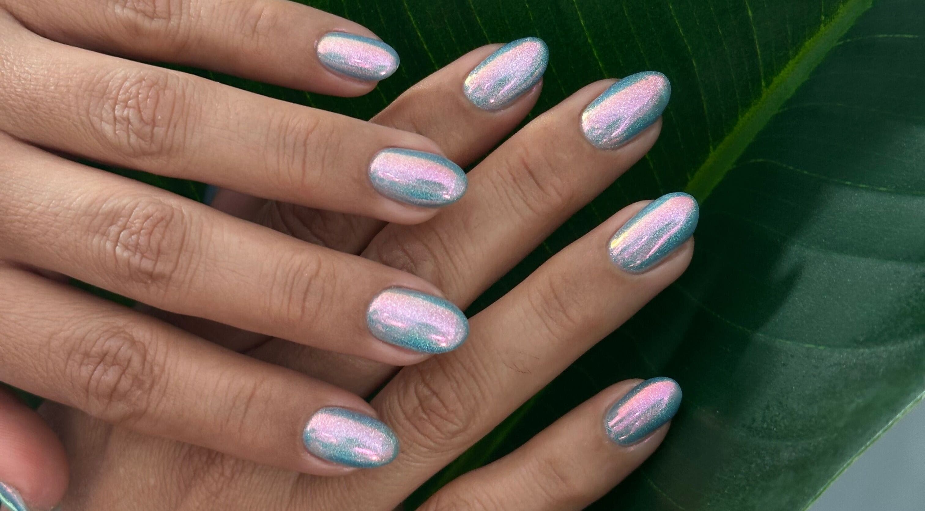 Manicura holográfica en Aura Salon | Isabela PR. Diseño elegante y moderno en Isabela, Isabela, PR.