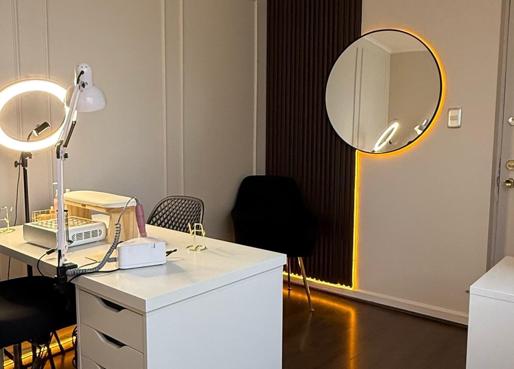 Sala de manicura moderna en Carla Manicure CL, Ñuñoa, Región Metropolitana, CL, con espejo y luz LED.
