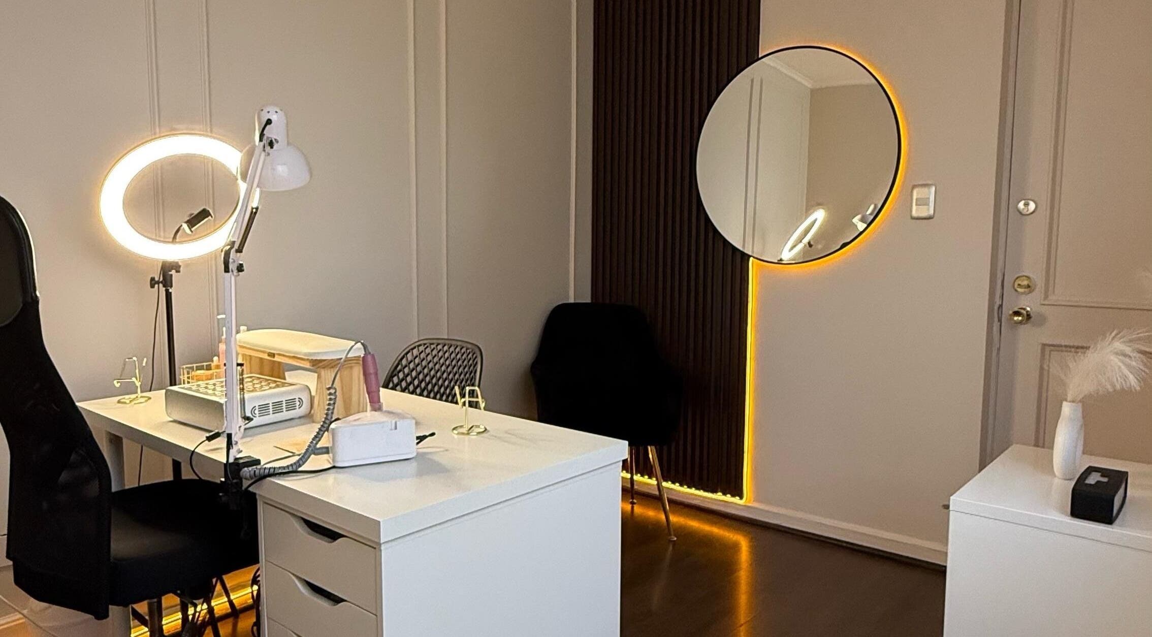 Sala de manicura moderna en Carla Manicure CL, Ñuñoa, Región Metropolitana, CL, con espejo y luz LED.