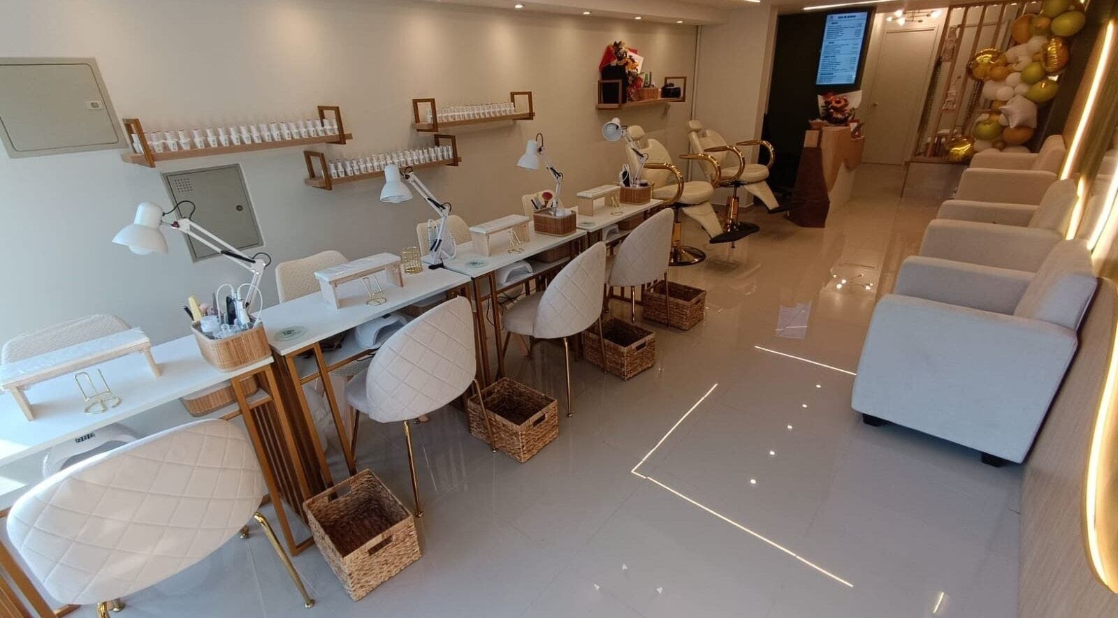 Interior moderno de Dchamas | Irarrázaval en Ñuñoa, Región Metropolitana, CL, con sillas elegantes y decoración estilizada.