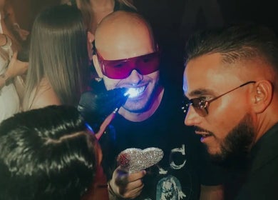 Traitement lumineux des dents chez ICY BABE Studio, Roubaix, Hauts-de-France, FR, pour un sourire éclatant.