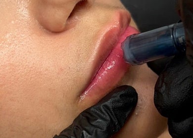 Soin des lèvres à ICY BABE Studio, Roubaix, Hauts-de-France, FR. Embellissement professionnel des lèvres.