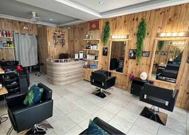 VIP Healthy Hair salon interior in Muang Pattaya, Chon Buri, TH features modern black chairs and rustic wood decor.