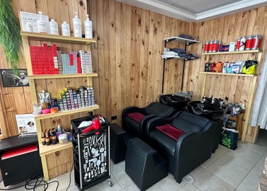 Contemporary salon interior at VIP Healthy Hair, Muang Pattaya, Chon Buri, TH with elegant decor and products.