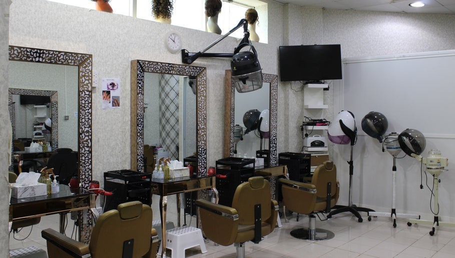 Urembo Ladies Salon afbeelding 1