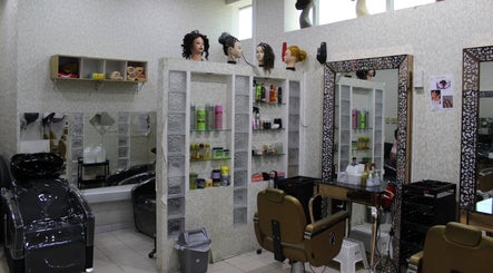 Urembo Ladies Salon afbeelding 3