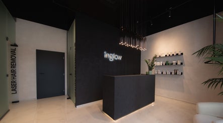Az inglow aesthetics - Laser Hair Removal & Aesthetics Salon recepciója Budapesten, modern designnal.