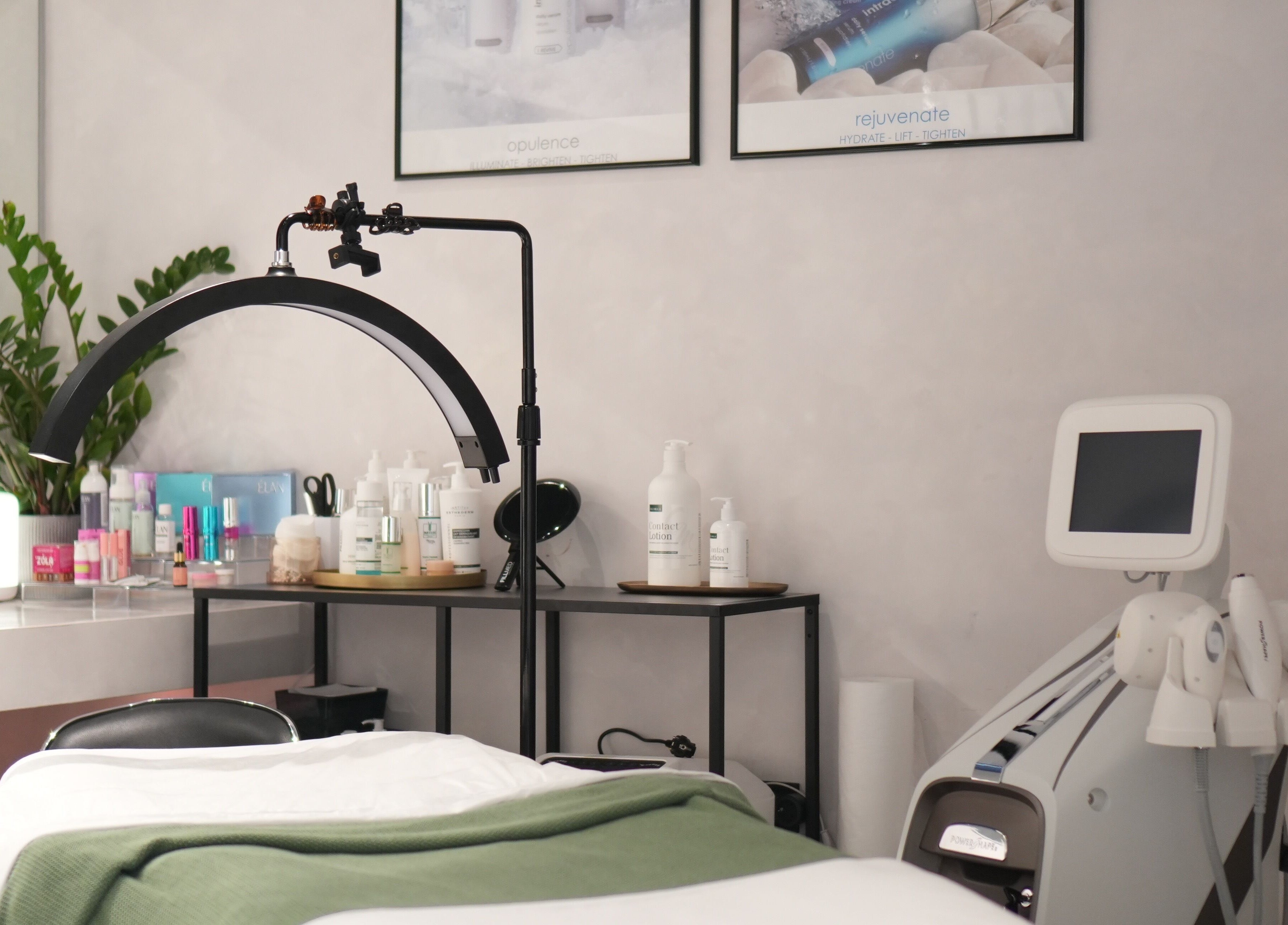 inglow aesthetics - Laser Hair Removal & Aesthetics Salon kezelőszoba Budapest, Magyar, HU különféle eszközökkel.