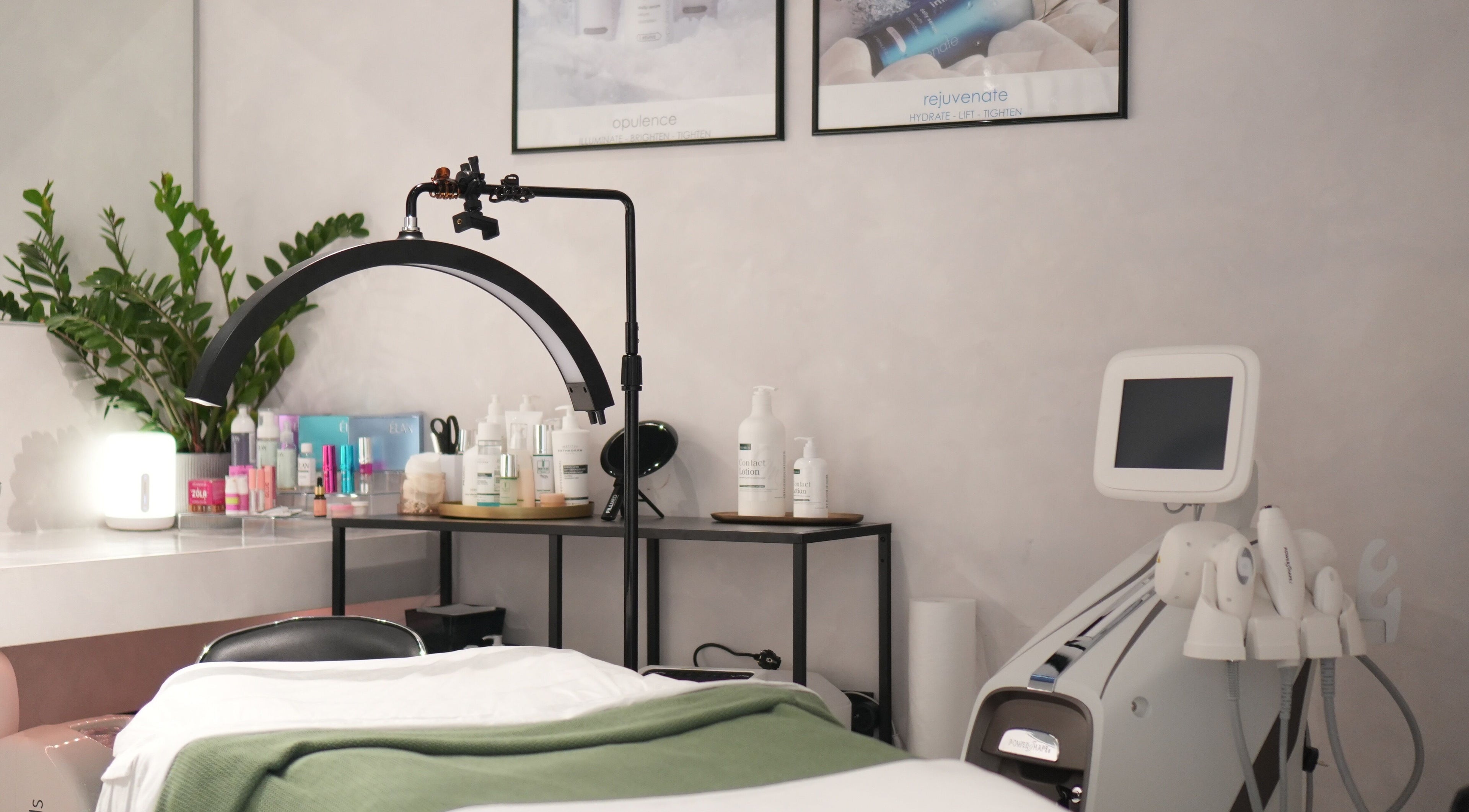 inglow aesthetics - Laser Hair Removal & Aesthetics Salon kezelőszoba Budapest, Magyar, HU különféle eszközökkel.