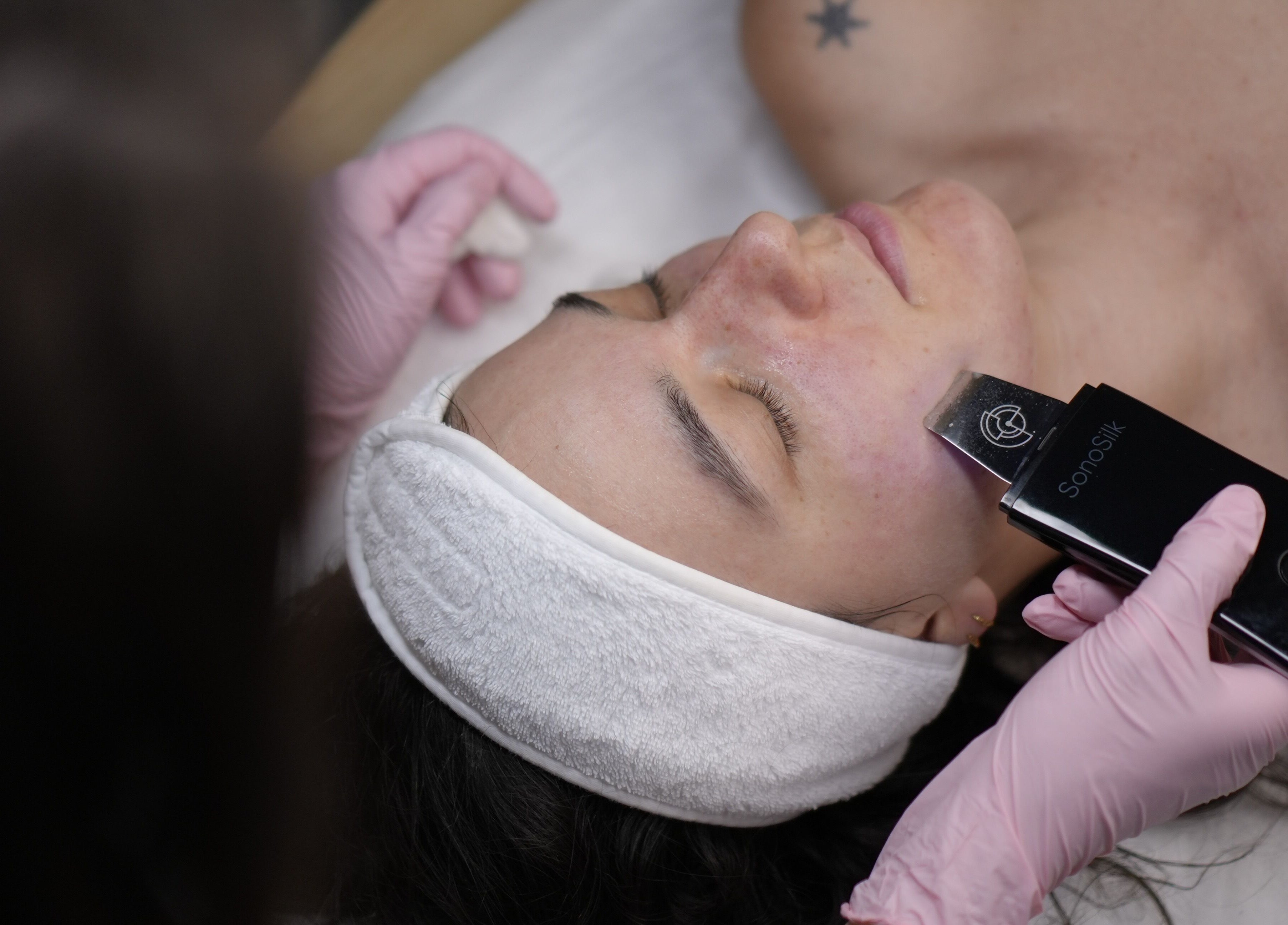 Ultrahangos arctisztítás az inglow aesthetics szalonban, Budapest, Magyar, HU.