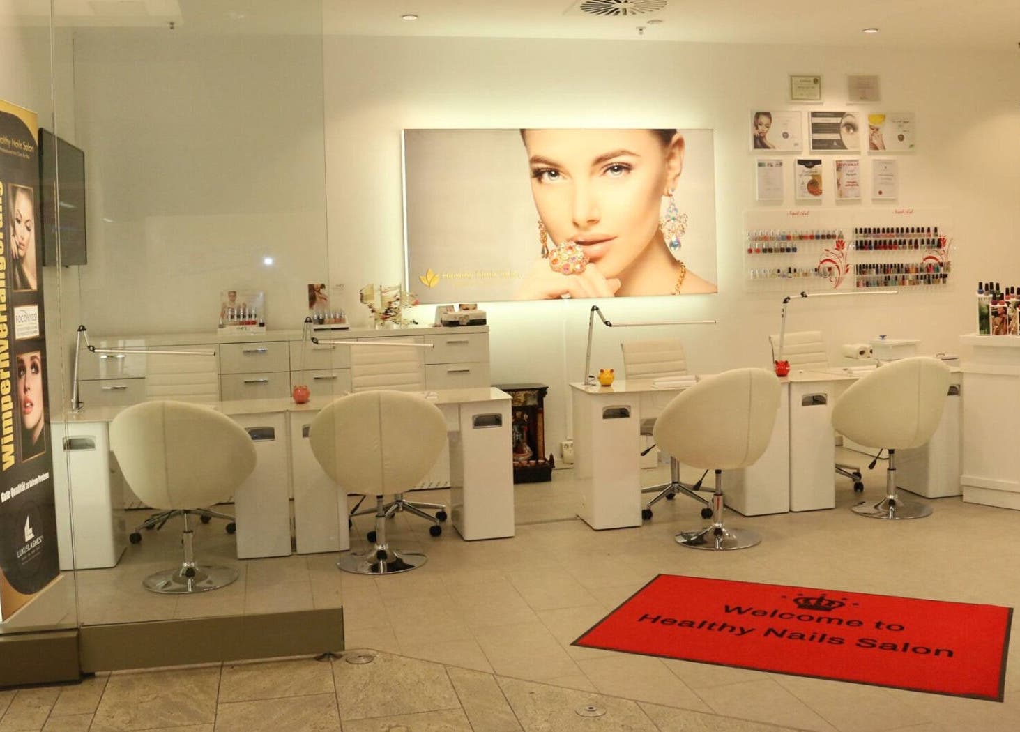 Elegantes Interieur von Healthy Nails Salon in Kiel, Schleswig-Holstein, DE mit modernen Nagelstationen.