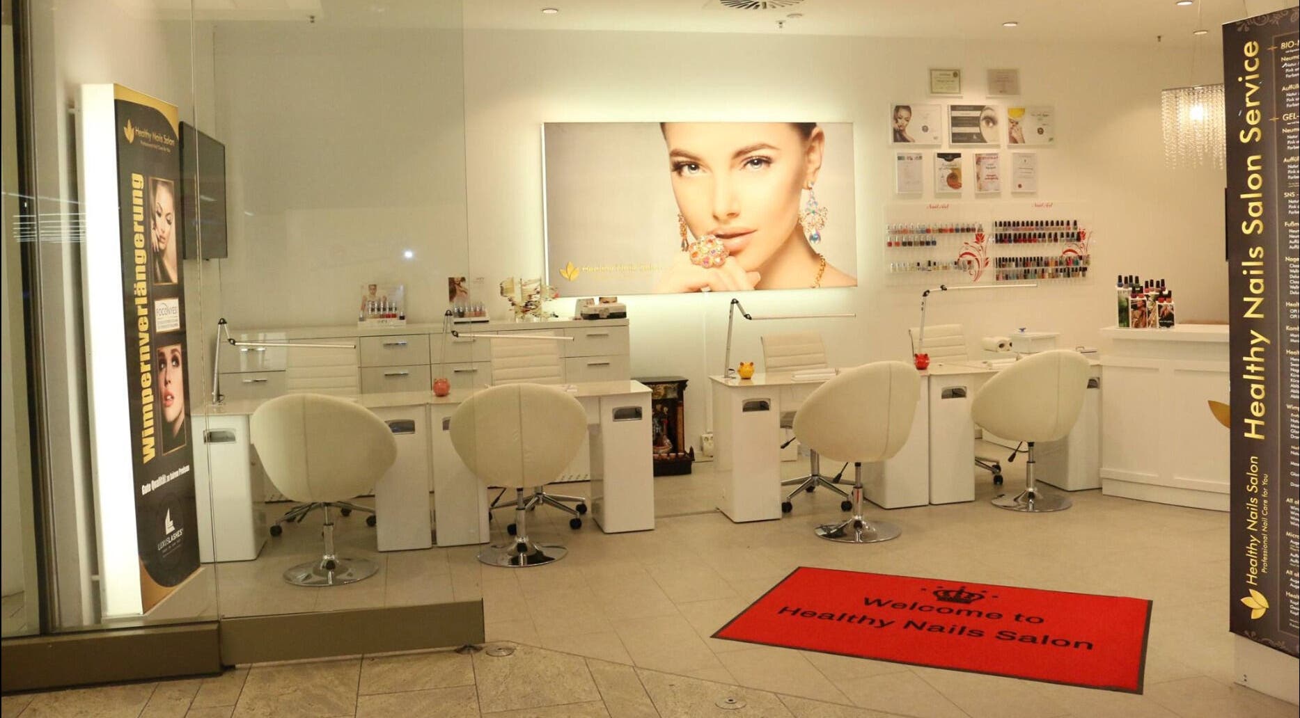 Elegantes Interieur von Healthy Nails Salon in Kiel, Schleswig-Holstein, DE mit modernen Nagelstationen.