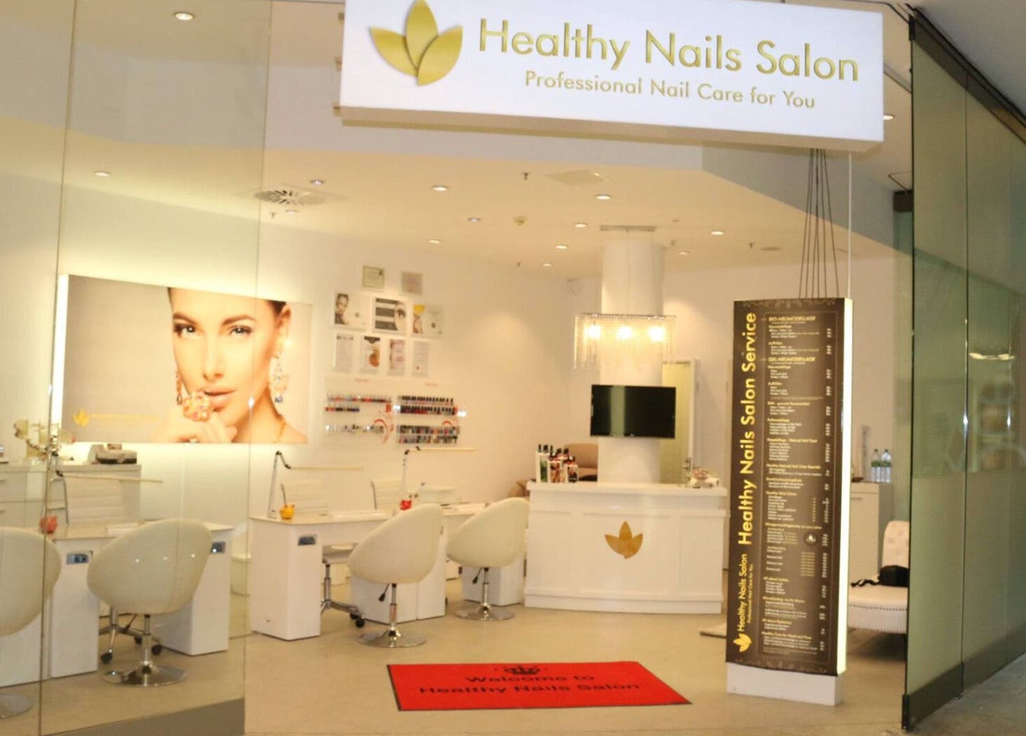 Innenansicht des Healthy Nails Salon in Kiel, Schleswig-Holstein, DE mit stilvollem Interieur und Empfangsbereich.