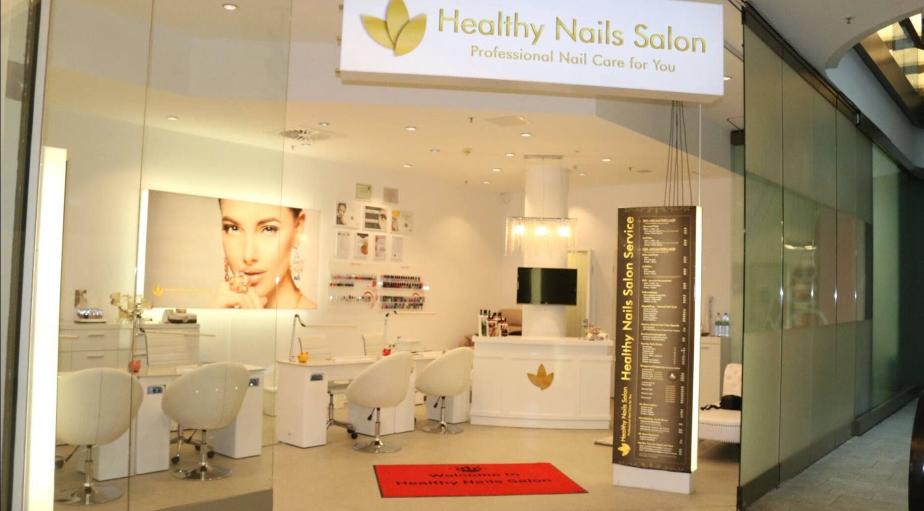 Innenansicht des Healthy Nails Salon in Kiel, Schleswig-Holstein, DE mit stilvollem Interieur und Empfangsbereich.