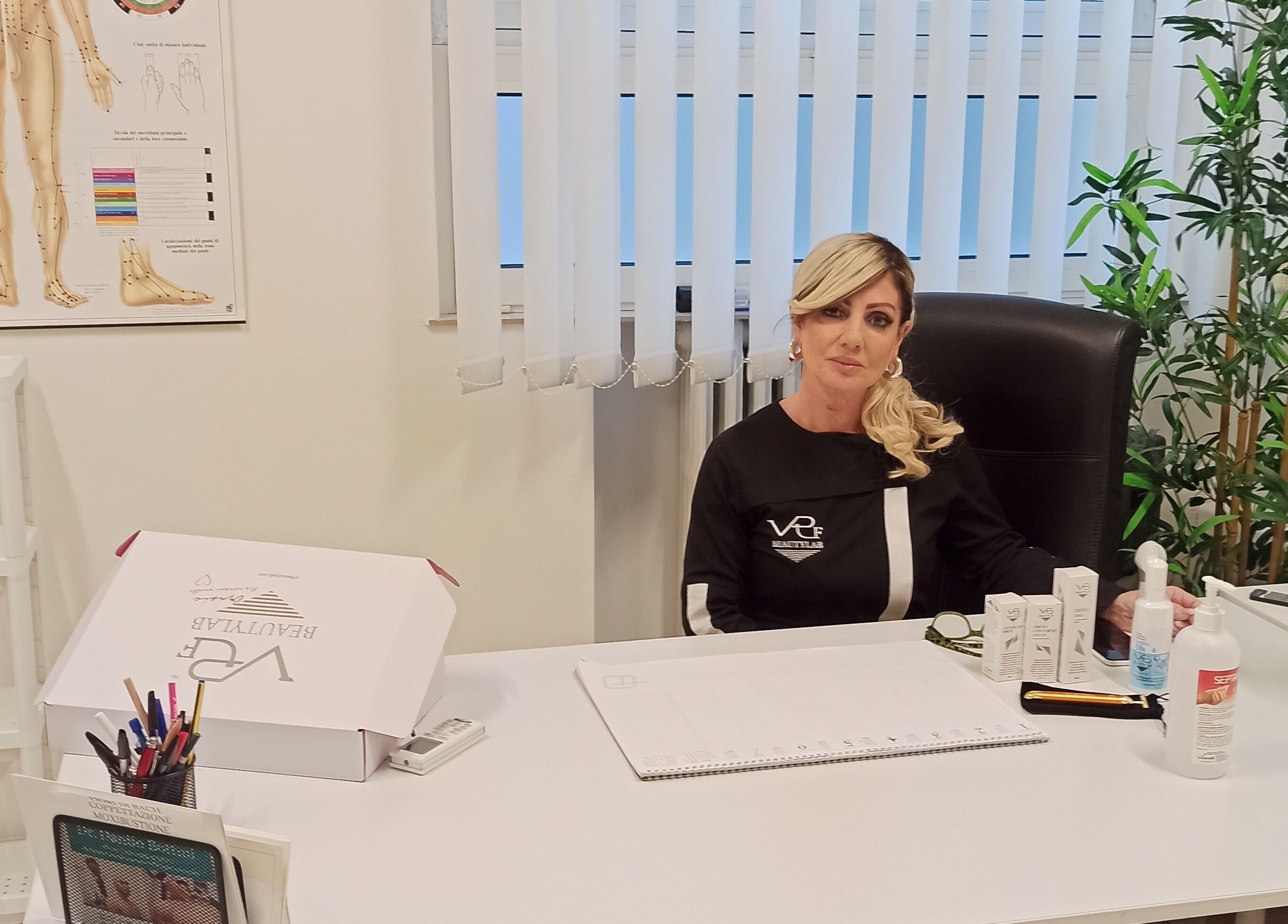 Specialista in bellezza presso VRF Collagen Point PESCARA, Pescara, Abruzzo, IT al suo elegante ufficio.