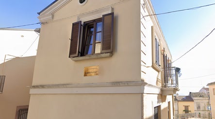 Elegante facciata di Vrf Collagen Point SAN SALVO a San Salvo, Abruzzo, IT, con bellissimi dettagli architettonici.