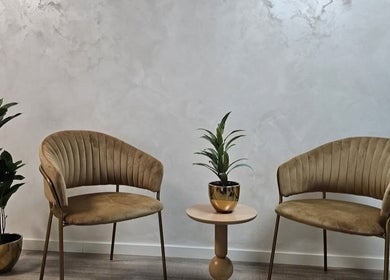 Eleganckie fotele w salonie Primrose Beauty Salon, Helden, Limburg, NL z roślinami w tle.