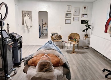 Gabinet zabiegowy w Primrose Beauty Salon, Helden, Limburg, NL, z maszynami i przytulnym wnętrzem.