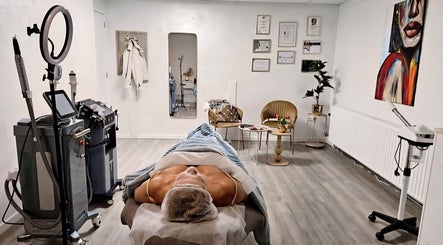 Gabinet zabiegowy w Primrose Beauty Salon, Helden, Limburg, NL, z maszynami i przytulnym wnętrzem.
