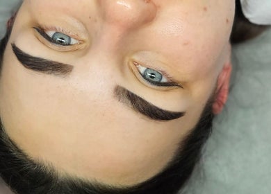Stylizacja brwi w Primrose Beauty Salon, Helden, Limburg, NL. Perfekcyjne ułożenie i kształt.