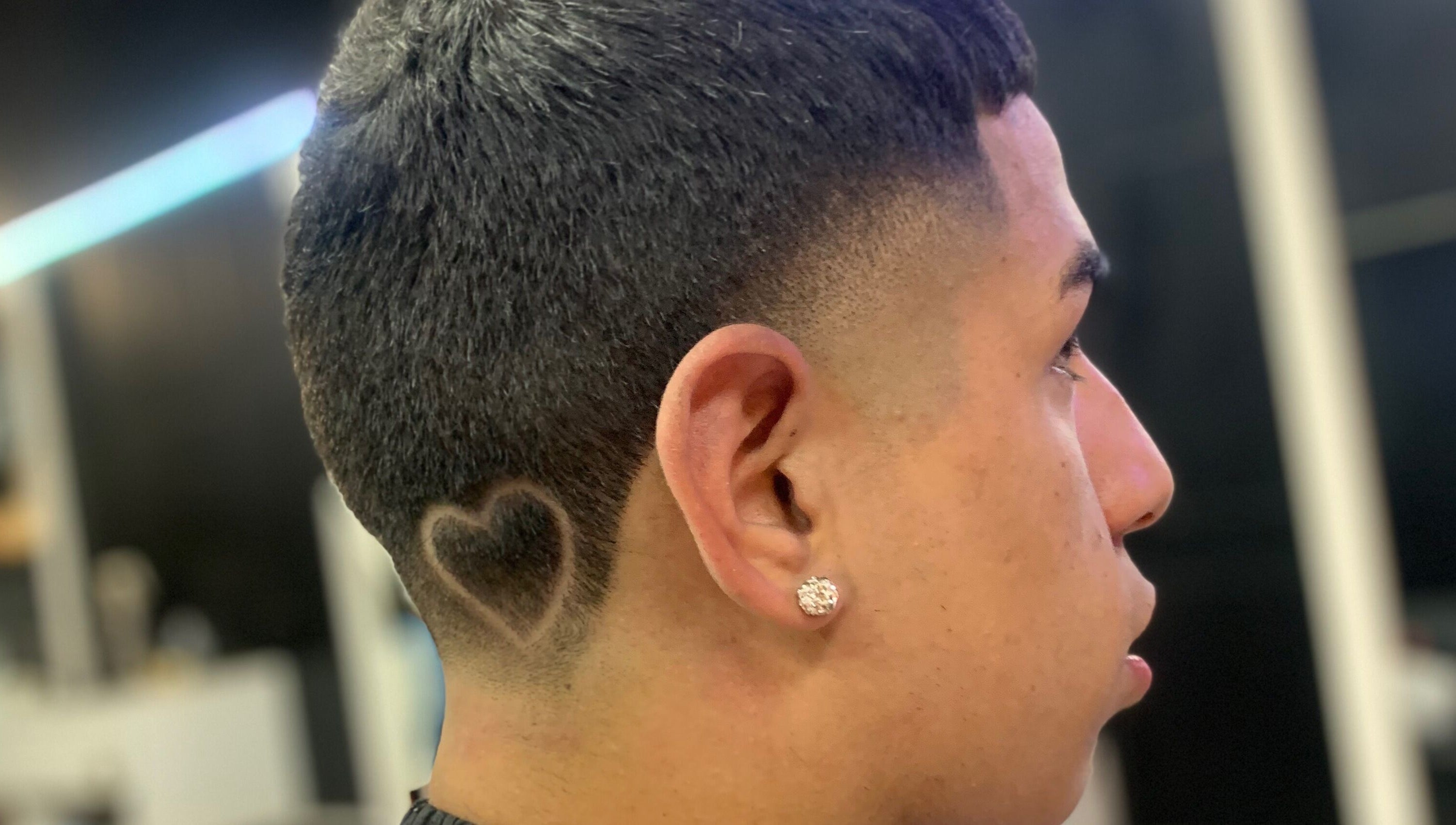 Corte de pelo con diseño de corazón en MALDITO SANTO, Victoria, Provincia De Buenos Aires, AR.