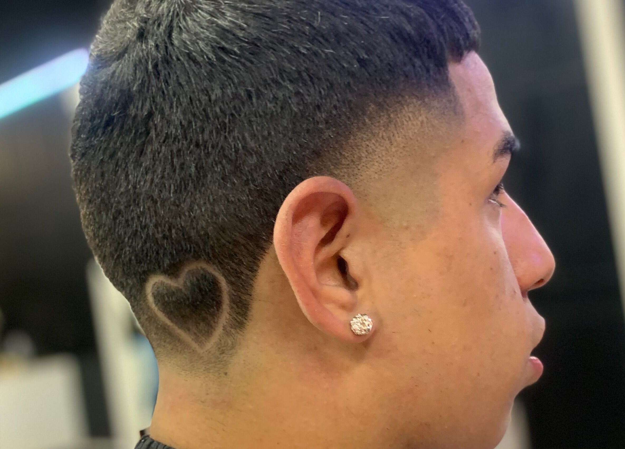 Corte de pelo con diseño de corazón en MALDITO SANTO, Victoria, Provincia De Buenos Aires, AR.