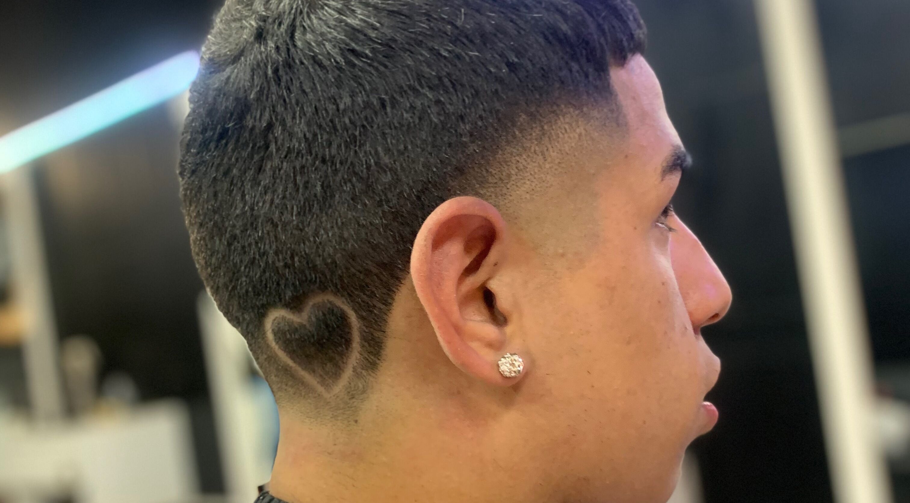 Corte de pelo con diseño de corazón en MALDITO SANTO, Victoria, Provincia De Buenos Aires, AR.