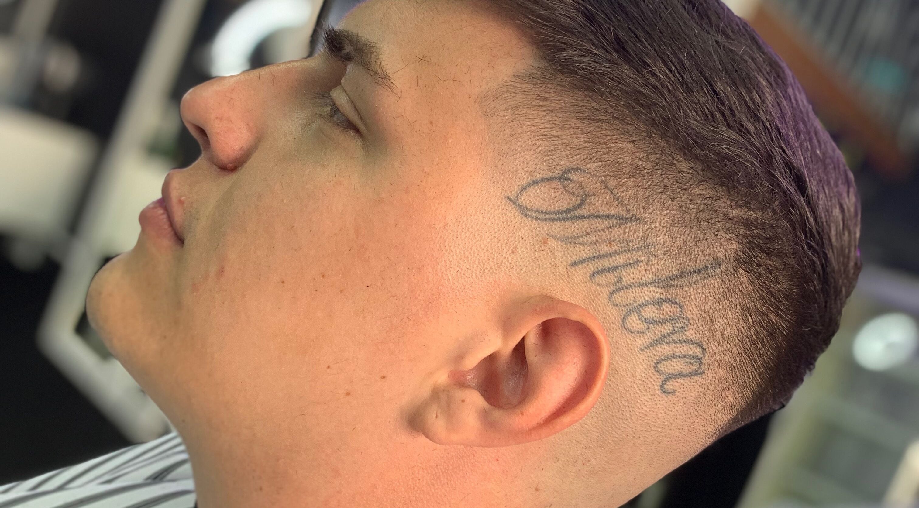 Tatuaje único y corte de cabello moderno en MALDITO SANTO, Victoria, Provincia De Buenos Aires, AR.