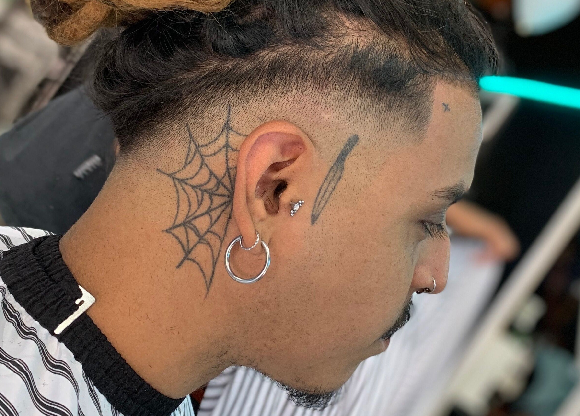 Corte moderno con tatuaje en MALDITO SANTO, Victoria, Provincia De Buenos Aires, AR. Experiencia única de estilo.